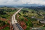 Foto udara kawasan rawan longsor pada proyek Jalan Tol Cileunyi-Sumedang-Dawuan (Cisumdawu) di Ciherang, Kabupaten Sumedang, Jawa Barat, Sabtu (25/12/2021). Kepala Dinas Bina Marga dan Penataan Ruang Jawa Barat Tirtoyuliono mengatakan Jalan Tol Cisumdawu batal beroperasi pada akhir tahun 2021 yang dikarenakan berbagai faktor seperti masih adanya titik rawan longsor dan beberapa fasilitas jalan tol yang belum terpasang. ANTARA FOTO/Raisan Al Farisi/agr