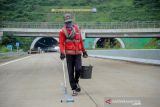 Pekerja mengecat marka jalan pada proyek Jalan Tol Cileunyi-Sumedang-Dawuan (Cisumdawu) di Rancakalong, Kabupaten Sumedang, Jawa Barat, Sabtu (25/12/2021). Kepala Dinas Bina Marga dan Penataan Ruang Jawa Barat Tirtoyuliono mengatakan Jalan Tol Cisumdawu batal beroperasi pada akhir tahun 2021 yang dikarenakan berbagai faktor seperti masih adanya titik rawan longsor dan beberapa fasilitas jalan tol yang belum terpasang. ANTARA FOTO/Raisan Al Farisi/agr