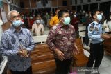 Kepala Kantor Wilayah Kementerian Hukum dan HAM Kalimantan Barat Fery Monang Sihite (kedua kiri) didampingi Kepala Divisi Administrasi Anggiat Ferdinan (kiri) saat mengikuti ibadah malam natal di Gereja Oikumene Lapas Kelas IIA Pontianak di Kabupaten Kubu Raya, Kalimantan Barat, Jumat (24/12/2021). Ibadah malam natal yang bertema ‘‘Cinta Kasih Kristus Yang Menggerakkan Persaudaraan’ serta diikuti Kakanwil dan Kadiv Administrasi Kemenkumham Provinsi Kalbar bersama 106 warga binaan permasyarakatan nasrani tersebut berlangsung meriah di gereja yang berada di dalam Lapas Kelas IIA Pontianak. ANTARA FOTO/Jessica Helena Wuysang