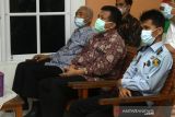 Kepala Kantor Wilayah Kementerian Hukum dan HAM Kalimantan Barat Fery Monang Sihite (kedua kiri) didampingi Kepala Divisi Administrasi Anggiat Ferdinan (kiri) saat mengikuti ibadah malam natal di Gereja Oikumene Lapas Kelas IIA Pontianak di Kabupaten Kubu Raya, Kalimantan Barat, Jumat (24/12/2021). Ibadah malam natal yang bertema ‘‘Cinta Kasih Kristus Yang Menggerakkan Persaudaraan’ serta diikuti Kakanwil dan Kadiv Administrasi Kemenkumham Provinsi Kalbar bersama 106 warga binaan permasyarakatan nasrani tersebut berlangsung meriah di gereja yang berada di dalam Lapas Kelas IIA Pontianak. ANTARA FOTO/Jessica Helena Wuysang