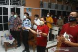 Kepala Kantor Wilayah Kementerian Hukum dan HAM Kalimantan Barat Fery Monang Sihite (kedua kiri) didampingi Kepala Divisi Administrasi Anggiat Ferdinan (kiri) saat mengikuti ibadah malam natal di Gereja Oikumene Lapas Kelas IIA Pontianak di Kabupaten Kubu Raya, Kalimantan Barat, Jumat (24/12/2021). Ibadah malam natal yang bertema ‘‘Cinta Kasih Kristus Yang Menggerakkan Persaudaraan’ serta diikuti Kakanwil dan Kadiv Administrasi Kemenkumham Provinsi Kalbar bersama 106 warga binaan permasyarakatan nasrani tersebut berlangsung meriah di gereja yang berada di dalam Lapas Kelas IIA Pontianak. ANTARA FOTO/Jessica Helena Wuysang