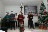 Sejumlah Warga Binaan Permasyarakatan (WBP) menyanyikan kidung pujian saat melaksanakan ibadah malam natal di Gereja Oikumene Lapas Kelas IIA Pontianak di Kabupaten Kubu Raya, Kalimantan Barat, Jumat (24/12/2021). Ibadah malam natal yang bertema ‘‘Cinta Kasih Kristus Yang Menggerakkan Persaudaraan’ serta diikuti Kakanwil dan Kadiv Administrasi Kemenkumham Provinsi Kalbar bersama 106 warga binaan permasyarakatan nasrani tersebut berlangsung meriah di gereja yang berada di dalam Lapas Kelas IIA Pontianak. ANTARA FOTO/Jessica Helena Wuysang