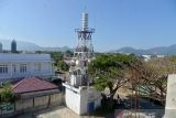 Kendaraan melintas dekat lokasi tower early warning system (EWS) tsunami saat dilakukan uji fungsi sirene pada peringatan 17 tahun bencana tsunami 26 Desember di desa Blang Oi. Kecamatan Meuraxa, Banda Aceh, Aceh, Minggu (26/12/2021). Sebanyak enam peralatan lama sirene tsunami yang ditempatkan di pesisir Banda Aceh dan Aceh Besar sejak tahun 2006 tidak berfungsi karena kerusakan pada komponennya dan tahun 2020 mulai dilakukan penggantian dengan  peralatan sirene rekayasa yang ditargetkan akhir tahun 2021 sudah berfungsi keseluruhnya. ANTARA FOTO/Ampelsa.