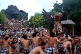 Seniman menampilkan pertunjukan Tari Kecak Garuda Wisnu Kencana di Taman Budaya Garuda Wisnu Kencana (GWK), Badung, Bali, Minggu (26/12/2021). Pertunjukan seni tari kreasi kolaborasi Tari Kecak dengan kesenian Ogoh-Ogoh tersebut ditampilkan sebagai daya tarik bagi wisatawan yang mengunjungi obyek wisata GWK khususnya pada masa liburan akhir tahun. ANTARA FOTO/Fikri Yusuf/nym.