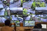 Petugas Dinas Perhubungan Ciamis memantau titik keramaian melalui CCTV di Area Traffic Control Sistem (ATCS) Kabupaten Ciamis, Jawa Barat, Senin (27/12/2021). Dishub Ciamis memasang 40 kamera CCTV yang tersebar di beberapa titik simpang jalan untuk memudahkan petugas memantau arus lalu lintas Jalur Selatan dan mengatasi kemacetan saat arus libur Natal dan Tahun Baru 2022. ANTARA FOTO/Adeng Bustomi/agr
