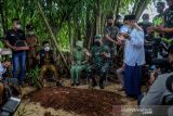 Kepala Staf Angkatan Darat Jenderal TNI Dudung Abdurachman (kedua kanan) berdoa di pemakaman almarhumah Salsabila di Desa Ciaro, Nagreg, Kabupaten Bandung, Jawa Barat, Senin (27/12/2021). Jenderal TNI Dudung Abdurachman mengunjungi rumah duka serta berziarah ke makam kedua korban tabrak lari yang diduga melibatkan oknum TNI AD. ANTARA FOTO/Raisan Al Farisi/agr