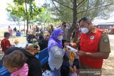 Tim Satgas COVID-19 bersama personel TNI/Polri memeriksa kartu vaksin pengunjung di objek wisata Pantai Balongan Indah, Indramayu, Jawa Barat, Senin (27/12/2021). Pemeriksaan kartu vaksin tersebut sebagai langkah percepatan vaksinasi dan mendorong masyarakat yang belum divaksin untuk segera melakukan vaksinasi COVID-19 yang disediakan di lokasi tersebut. ANTARA FOTO/Dedhez Anggara/agr