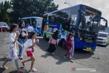 Sejumlah anak bermain di sekitar bus Trans Metro Pasundan saat peresmian di Monumen Perjuangan Rakyat Jawa Barat, Bandung, Jawa Barat, Senin (27/12/2021). Kementerian Perhubungan meluncurkan Teman Bus melalui program 