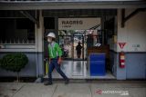 Petugas melintas di pintu masuk Stasiun Nagreg, Kabupaten Bandung, Jawa Barat, Senin (27/12/2021). Stasiun Nagreg yang berada di ketinggian 848 meter di atas permukaan laut tersebut merupakan stasiun kereta api aktif tertinggi di Indonesia yang termasuk di wilayah Daerah Operasi II Bandung. ANTARA FOTO/Raisan Al Farisi/agr