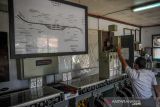 Petugas mengoperasikan sistem persinyalan mekanik di Stasiun Nagreg, Kabupaten Bandung, Jawa Barat, Senin (27/12/2021). Stasiun Nagreg yang berada di ketinggian 848 meter di atas permukaan laut tersebut merupakan stasiun kereta api aktif tertinggi di Indonesia yang termasuk di wilayah Daerah Operasi II Bandung. ANTARA FOTO/Raisan Al Farisi/agr