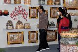 Presiden Joko Widodo meninjau pameran industri kecil menengah (IKM) Bali Bangkit di Taman Werdhi Budaya Art Centre, Denpasar, Bali, Senin (27/12/2021). Kunjungan Presiden tersebut untuk melihat kerajinan karya dari para pelaku IKM di Provinsi Bali yang akan ditunjukkan kepada dunia saat Konferensi Tingkat Tinggi (KTT) G20 pada tahun 2022. ANTARA FOTO/Nyoman Hendra Wibowo/nym.