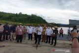 Presiden Jokowi resmikan Bendungan Ladongi dari atas perahu naga