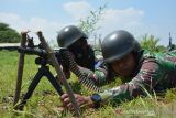 Prajurit Brigif 2 Marinir menembak menggunakan senjata otomatis mesin sedang General Purpose Macine Gun (GPMG) pada Latihan Perorangan Kesenjataan (LPK) Tri Wulan IV Brigif 2 Mar TA. 2021 di Pusat Latihan Pertempuran Korps Marinir 3 Grati Kabupaten Pasuruan, Jawa Timur, Selasa (28/12/2021). Latihan tersebut bertujuan untuk meningkatkan kemampuan prajurit. Antara Jatim/Kopda Mar Moch. Ainul Yakin/zk