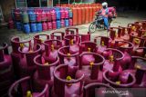 Petugas mendistribusikan gas tabung elpiji nonsubsidi di salah satu agen di Jalan Emong, Lengkong, Bandung, Jawa Barat, Selasa (28/12/2021). Pemerintah melalui PT Pertamina (Persero) menaikkan harga elpiji nonsubsidi sekitar Rp1.600 hingga Rp2.600 per kilogram sejak Sabtu (25/12). ANTARA FOTO/Raisan Al Farisi/agr