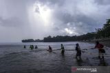 Nelayan menarik jaring 'ered' di Pantai Batukaras, Kabupaten Pangandaran, Jawa Barat, Selasa (28/12/2021). Kementerian Kelautan dan Perikanan menyiapkan Program Kampung Nelayan Maju dan Kampung Perikanan Budidaya pada tahun 2022 untuk mengentaskan kemiskinan ekstrem di wilayah pesisir. ANTARA FOTO/Adeng Bustomi/agr