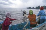 Nelayan menarik jaring 'ered' di Pantai Batukaras, Kabupaten Pangandaran, Jawa Barat, Selasa (28/12/2021). Kementerian Kelautan dan Perikanan menyiapkan Program Kampung Nelayan Maju dan Kampung Perikanan Budidaya pada tahun 2022 untuk mengentaskan kemiskinan ekstrem di wilayah pesisir. ANTARA FOTO/Adeng Bustomi/agr