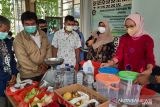 Ketua Tim PKM FTUP Dr. Ir. Dwi Rahmalina, MT dan Ir. Kiki K. Lestari, MT ketika memberikan pelatihan pembuatan Eco Enzym dari sampah organik kepada Karyawan Pasar Lenteng Agung Jakarta.