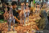 Pedagang melayani pembeli daging ayam di Pasar Kosambi, Bandung, Jawa Barat, Rabu (29/12/2021). Pedagang mengatakan harga telur ayam di Kota Bandung sejak memasuki Hari Raya Natal dan Tahun Baru mengalami kenaikan dari harga Rp22 ribu menjadi Rp32 ribu per kilogram sedangkan harga daging ayam yang semula Rp32 ribu menjadi Rp38 ribu per kilogram. ANTARA FOTO/Raisan Al Farisi/agr