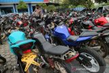 Polisi melihat ratusan sepeda motor yang memakai knalpot brong hasil operasi menjelang tahun baru di Satlantas Polres Jombang, Jawa Timur, Rabu (29/12/2021). Sebanyak 168 sepeda motor berknalpot brong atau tidak sesuai spesifikasinya hasil razia selama sepekan untuk menjaga kondusifitas, para pemilik knalpot bersuara bising itu tidak dilakukan penyitaan namun pembinaan dengan membuat peryataan tidak mengulangi kembali. Antara Jatim/Syaiful Arif/zk