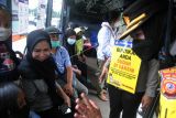 Personel Polresta Bogor Kota melakukan razia vaksin kepada penumpang bus di Terminal Baranangsiang, Kota Bogor, Jawa Barat, Rabu (29/12/2021). Polresta Bogor Kota menggelar razia vaksinasi penumpang transportasi umum mulai dari angkot hingga bus dalam Operasi Lilin Lodaya selama libur Natal dan Tahun Baru 2022 untuk memantau kedisiplinan masyarakat dan percepatan vaksinasi COVID-19. ANTARA FOTO/Arif Firmansyah/wsj.
