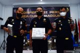 Kepala Seksi Kepatuhan Internal dan Penyuluhan Bea Cukai Kantor Pengawasan dan Pelayanan Bea dan Cukai (KPPBC) Madiun Sri Hananto Bawono (kiri) dan pejabat lain memperlihatkan sebagian barang bukti hasil penindakan saat merilis capaian kinerja pengawasan dan pelayanan 2021 di Kantor KPPBC Madiun, Jawa Timur, Kamis (30/12/2021). KPPBC Madiun melakukan penindakan terhadap satu juta batang rokok ilegal dan 155 ribu mili liter minuman mengandung alkohol dengan taksiran nilai barang sebesar Rp1,7 miliar dan potensi kerugian negara sebesar Rp582,5 juta serta capaian penerimaaan Rp638,876 miliar selama 2021. Antara Jatim/Siswowidodo/zk