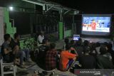 Sejumlah warga menyaksikan laga final leg pertama Piala AFF 2020 antara Indonesia melawan Thailand di desa Pabean udik, Indramayu, Jawa Barat, Rabu (29/12/2021). ANTARAFOTO/Dedhez Anggara/agr
