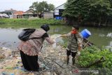 Petugas Dinas Lingkungan Hidup Kabupaten Indramayu mengambil contoh air pengolahan limbah saat melakukan inspeksi mendadak di salah satu industri pengolahan ikan di desa Karangsong, Indramayu, Jawa Barat, Kamis (30/12/2021). Dinas Lingkungan Hidup Kabupaten Indramayu melakukan pengambilan contoh air serta pemeriksaan Instalasi Pengolahan Air Limbah (IPAL) di sejumlah tempat pengolahan ikan karena banyak keluhan masyarakat terkait pencemaran lingkungan yang diduga berasal dari limbah industri yang berada di sepanjang sungai Prajagumiwang. ANTARA FOTO/Dedhez Anggara/agr
