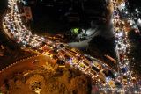 Foto udara kendaraan yang terjebak kemacetan di Bunderan Cibiru, Bandung, Jawa Barat, Jumat (31/12/2021). Petugas Satlantas Polrestabes Bandung menyatakan kemacetan tersebut diakibatkan oleh volume kendaraan yang meningkat menuju Sumedang, Garut, dan Tasikmalaya saat malam tahun baru. ANTARA FOTO/Raisan Al Farisi/agr