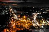 Foto udara kendaraan yang terjebak kemacetan di Bunderan Cibiru, Bandung, Jawa Barat, Jumat (31/12/2021). Petugas Satlantas Polrestabes Bandung menyatakan kemacetan tersebut diakibatkan oleh volume kendaraan yang meningkat menuju Sumedang, Garut, dan Tasikmalaya saat malam tahun baru. ANTARA FOTO/Raisan Al Farisi/agr