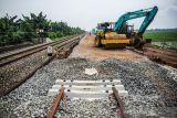 Petugas mengoperasikan alat berat untuk menyelesaikan proyek jalur ganda kereta api Cicalengka-Kiaracondong di  Cimekar, Bandung, Jawa Barat, Jumat (31/12/2021). Direktorat Jenderal Perkeretaapian (DJKA) Kementerian Perhubungan mencatat selama tahun 2021 DJKA telah membangun setidaknya 177,26 kilometer jalur kereta api di sejumlah daerah di Indonesia. ANTARA FOTO/Raisan Al Farisi/agr