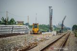 Petugas mengoperasikan alat berat untuk menyelesaikan proyek jalur ganda kereta api Cicalengka-Kiaracondong di  Cimincrang, Bandung, Jawa Barat, Jumat (31/12/2021). Direktorat Jenderal Perkeretaapian (DJKA) Kementerian Perhubungan mencatat selama tahun 2021 DJKA telah membangun setidaknya 177,26 kilometer jalur kereta api di sejumlah daerah di Indonesia. ANTARA FOTO/Raisan Al Farisi/agr