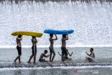 Wisatawan bermain kayak di bendungan matras Hau Eco Lodges Citumang, Desa Bojong, Kecamatan Parigi, Kabupaten Pangandaran, Jawa Barat, Kamis (30/12/2021). Penginapan berkonsep kontainer yang dijadikan kamar tempat beristirahat tersebut menyuguhkan suasana alam dan body rafting di aliran Sungai Citumang. ANTARA Adeng Bustomi/agr