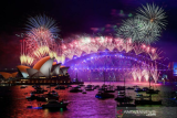 Kembang api meledak di atas Pelabuhan Sydney saat perayaan Malam Tahun Baru di Sydney, Australia, (1/1/2022). ANTARA FOTO/REUTERS/Jaimi Joy/aww.