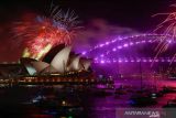 Pemandangan Gedung Opera Sydney saat Kembang Api meledak di atas Pelabuhan Sydney selama perayaan Malam Tahun Baru di Sydney, Australia, 1 Januari 2022. REUTERS/Jaimi Joy