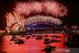 Kembang api meledak di atas Pelabuhan Sydney saat perayaan Malam Tahun Baru di Sydney, Australia, (1/1/2022). ANTARA FOTO/REUTERS/Jaimi Joy/aww.