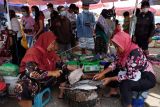 Pedagang membersihkan ikan yang dibeli warga di Pasar Ikan Kedonganan, Badung, Bali, Jumat (31/12/2021). Pasar tersebut ramai dikunjungi warga untuk membeli ikan sebagai hidangan pada perayaan tahun baru di rumah menyusul larangan perayaan malam pergantian tahun baru 2022 di ruang publik dalam upaya pencegahan penyebaran COVID-19. ANTARA FOTO/Nyoman Hendra Wibowo/nym.