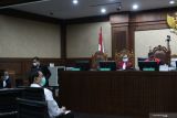 Azis Syamsuddin bantah terima uang urus anggaran Lampung Tengah