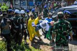 Petugas dan dua orang tersangka melakukan adegan saat rekonstruksi kecelakaan tabrak lari di Jalan Nasional III, Desa Ciaro, Nagreg, Kabupaten Bandung, Jawa Barat, Senin (3/1/2022). Polisi Militer Angkatan Darat melakukan sejumlah adegan dalam rekonstruksi kecelakaan tabrak lari yang menewaskan dua orang korban dengan tiga orang tersangka anggota TNI AD. ANTARA FOTO/Raisan Al Farisi/agr