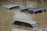 Sejumlah warga berjalan menembus banjir yang melanda Kota Lhoksukon, Aceh Utara, Aceh, Senin (3/1/2022). Data dari Badan Penanggulangan Bencana Daerah (BPBD) Aceh Utara mencatat banjir yang merendam 14 Kecamatan di daerah tersebut mengakibatkan 2.278 jiwa terdampak dan satu orang anak meninggal dunia. ANTARA FOTO/Rahmad