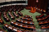 Untuk pertama kali parlemen Hong Kong dilantik menghadap lambang negara China