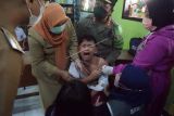 Seorang siswa peserta vaksinasi anak menangis saat hendak disuntik vaksinasi COVID-19 di SDN 2 Surodakan, Trenggalek, Jawa Timur, Senin (3/1/2022). Sekitar 500 peserta didik di SD tersebut mengikuti 