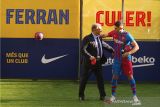 Umtiti setuju pangkas gaji, Barcelona kini bisa daftarkan Ferran Torres