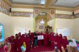 MKG Foundation salurkan Rp25 juta bantu Majelis Taklim Masjid Al Ikhlas Padang