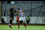 Pesepak bola Bali United Rizky Pellu (kanan) berebut bola dengan pesepak bola Persebaya Surabaya M. Syaifuddin (kiri) saat pertandingan Liga 1 di Stadion I Gusti Ngurah Rai, Denpasar, Bali, Rabu (5/1/2022). Persebaya memimpin sementara 3-1 atas Bali United. ANTARA FOTO/Fikri Yusuf/nym.