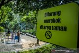 Sejumlah remaja bermain di kawasan tanpa rokok Taman Inklusi, Bandung, Jawa Barat, Rabu (5/1/2022). Badan Pusat Statistik mencatat jumlah persentase merokok pada penduduk Indonesia usia 16-18 di tahun 2021 sebesar 9,59 persen atau menurun dibandingkan pada tahun sebelumnya yang mencapai 10,07 persen. ANTARA FOTO/Novrian Arbi/agr