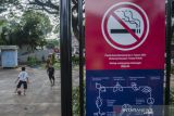 Sejumlah anak  bermain di kawasan tanpa rokok Taman Tongkeng, Bandung, Jawa Barat, Rabu (5/1/2022). Badan Pusat Statistik mencatat jumlah persentase merokok pada penduduk Indonesia usia 16-18 di tahun 2021 sebesar 9,59 persen atau menurun dibandingkan pada tahun sebelumnya yang mencapai 10,07 persen. ANTARA FOTO/Novrian Arbi/agr