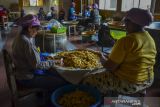 Pekerja mengemas makanan ringan sale pisang sukasenang di Cijengjing, Kabupaten Ciamis, Jawa Barat, Rabu (5/1/2022). Pelaku usaha makanan tradisional tersebut mengeluhkan naiknya harga minyak goreng, terigu dan gas elpiji 12 kilogram yang mengakibatkan turunnya produksi sale pisang dari dua ton menjadi 100 kilogram per bulan serta sebagian karyawan dirumahkan. ANTARA FOTO/Adeng Bustomi/agr