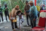 Orang tua membujuk anak sebelum menjalani vaksinasi COVID-19 di Kawasan Taman Hutan Raya Djuanda Kabupaten Bandung, Jawa Barat, Kamis (6/1/2022). Menteri Dalam Negeri Tito Karnavian meminta kepada pemerintah daerah untuk mempercepat pelaksanaan vaksinasi COVID-19 pada anak guna mendukung pelaksanaan pembelajaran tatap muka (PTM) di sekolah. ANTARA FOTO/Raisan Al Farisi/agr