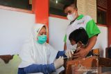Petugas kesehatan bersiap menyuntikkan vaksin COVID-19 kepada seorang anak di SDN 6 Margadadi, Indramayu, Jawa Barat, Kamis (6/1/2022). Vaksinasi COVID-19 untuk anak umur 6-11 tahun tersebut bertujuan mempercepat dan memperluas pelaksanaan PTM (Pembelajaran Tatap Muka) di seluruh wilayah Indonesia. ANTARA FOTO/Dedhez Anggara/agr