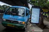 Warga melihat rute angkutan kota melalui aplikasi jaramba.id saat uji coba digitalisasi angkutan umum di Halte Djundjunan, Bandung, Jawa Barat, Jumat (7/1/2022). Pemerintah Jawa Barat memulai uji coba penerapan digitalisasi pada sebagian angkutan umum di Kota Bandung melalui aplikasi jaramba.id yang terkoneksi antar moda transportasi publik sehingga memudahkan masyarakat dalam memilih moda transportasi serta rute saat bepergian. ANTARA FOTO/Novrian Arbi/agr